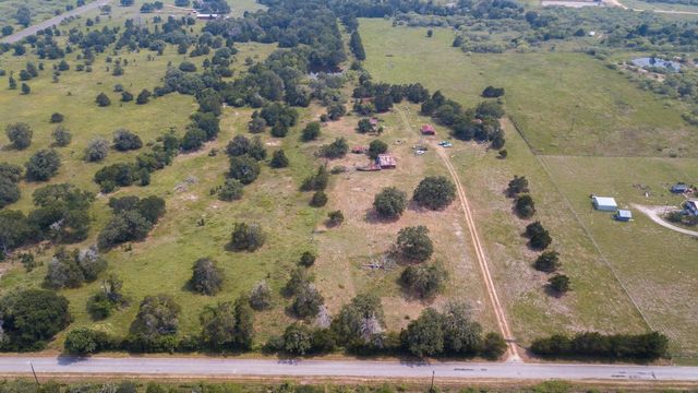 145 Stolle LN, Flatonia, TX 78941