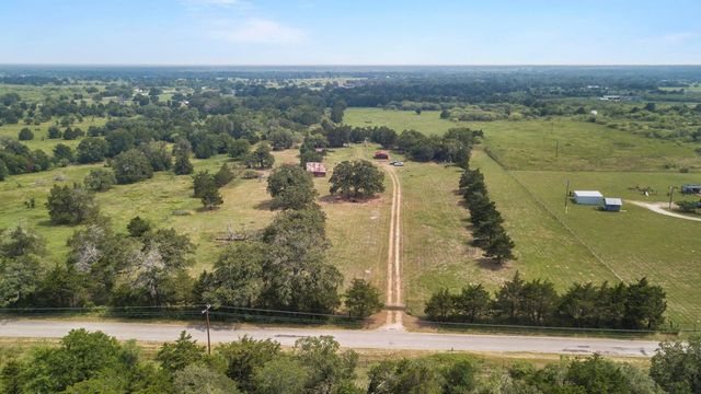 145 Stolle LN, Flatonia, TX 78941