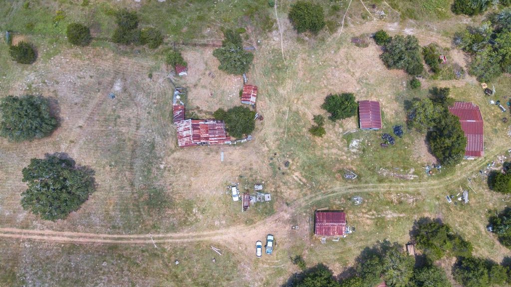 145 Stolle LN, Flatonia, TX 78941