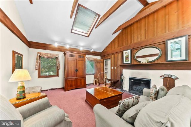 16 OAK KNOLL DR, Wallingford, PA 19086