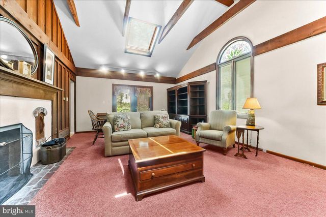 16 OAK KNOLL DR, Wallingford, PA 19086