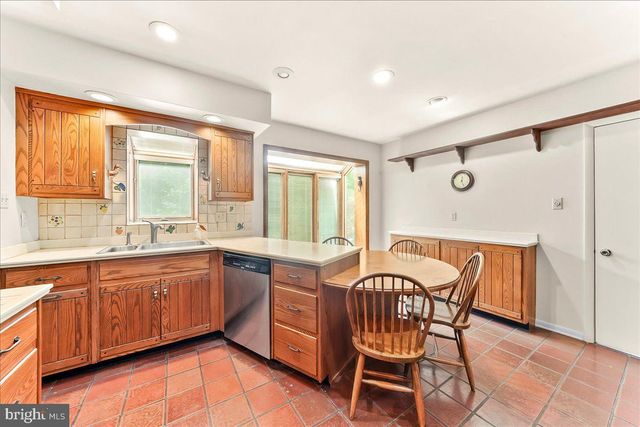 16 OAK KNOLL DR, Wallingford, PA 19086