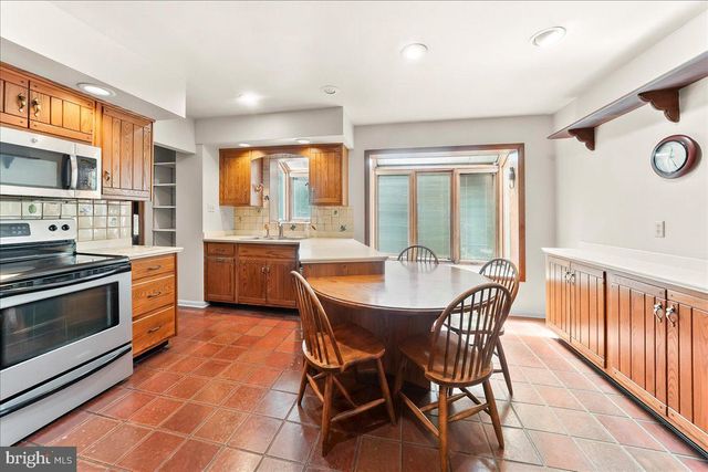 16 OAK KNOLL DR, Wallingford, PA 19086