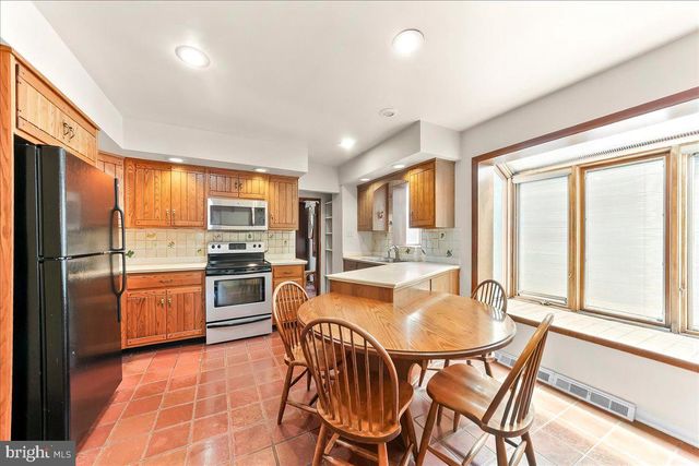 16 OAK KNOLL DR, Wallingford, PA 19086
