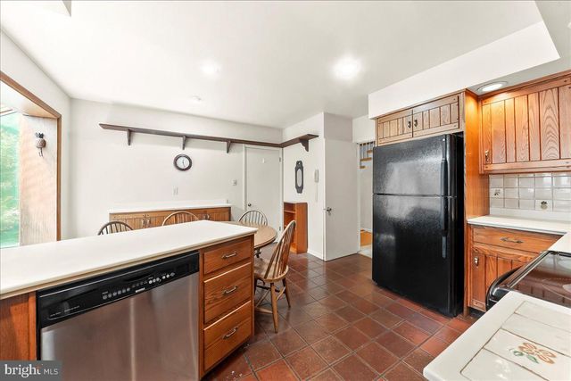16 OAK KNOLL DR, Wallingford, PA 19086
