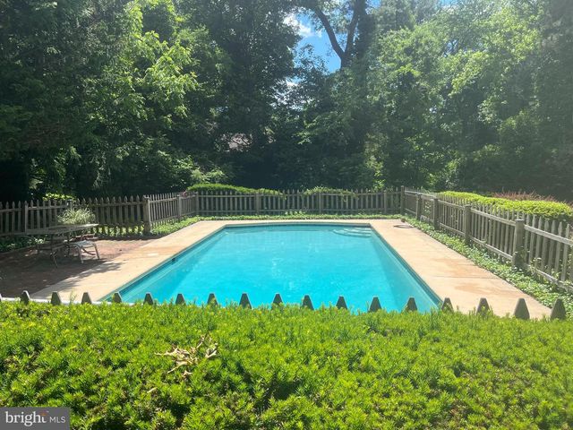 16 OAK KNOLL DR, Wallingford, PA 19086