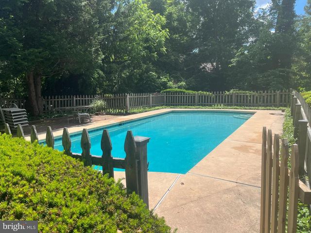16 OAK KNOLL DR, Wallingford, PA 19086