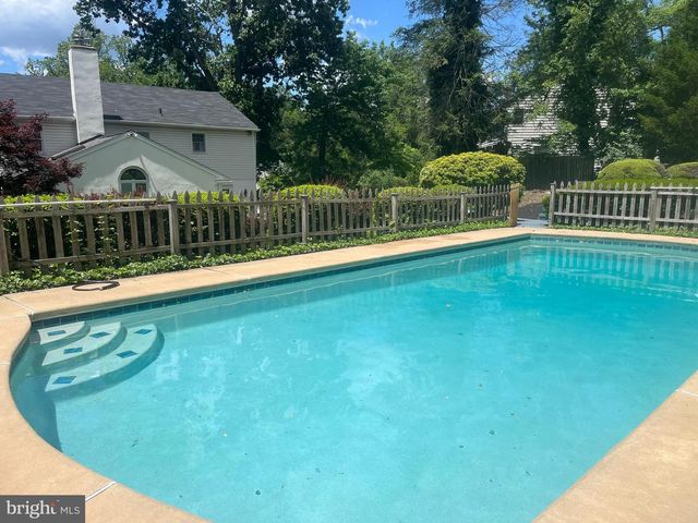 16 OAK KNOLL DR, Wallingford, PA 19086