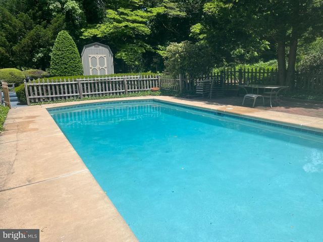 16 OAK KNOLL DR, Wallingford, PA 19086