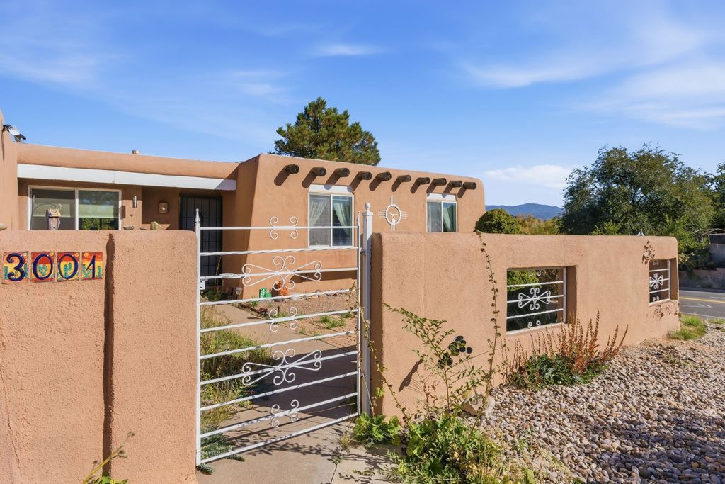 3001 Camino del Bosque, Santa Fe, NM 87507