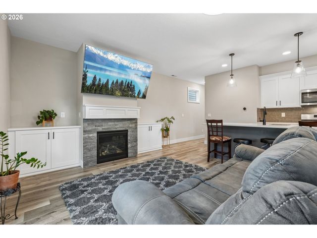 215 W BARBARAS Way, Newberg, OR 97132