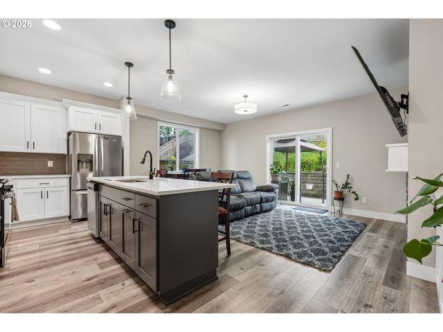 215 W BARBARAS Way, Newberg, OR 97132