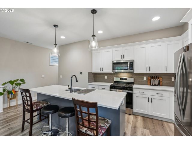 215 W BARBARAS Way, Newberg, OR 97132