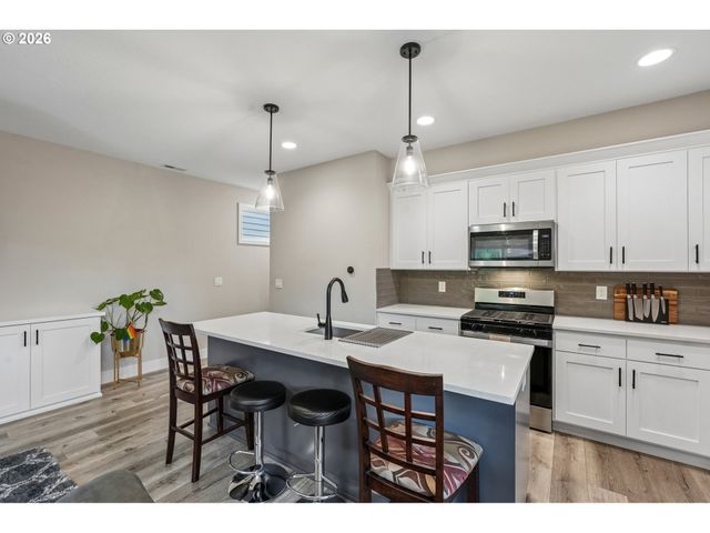 215 W BARBARAS Way, Newberg, OR 97132