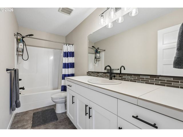 215 W BARBARAS Way, Newberg, OR 97132