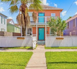 3905 Avenue L, Galveston, TX 77550