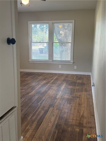 1311 E Park Avenue, Victoria, TX 77901