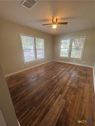 1311 E Park Avenue, Victoria, TX 77901