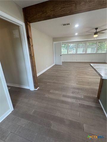 1311 E Park Avenue, Victoria, TX 77901