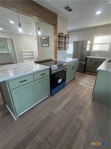 1311 E Park Avenue, Victoria, TX 77901