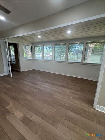 1311 E Park Avenue, Victoria, TX 77901