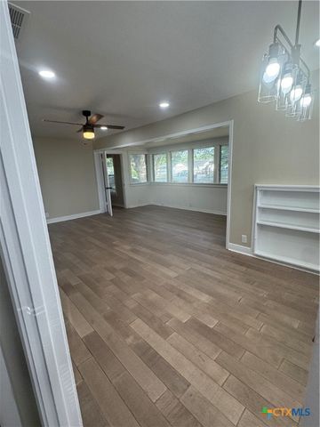 1311 E Park Avenue, Victoria, TX 77901