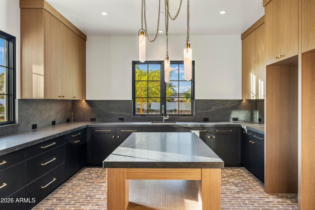 Image 10 of property listing at 4901 E BERNEIL Drive, Paradise Valley, AZ 85253