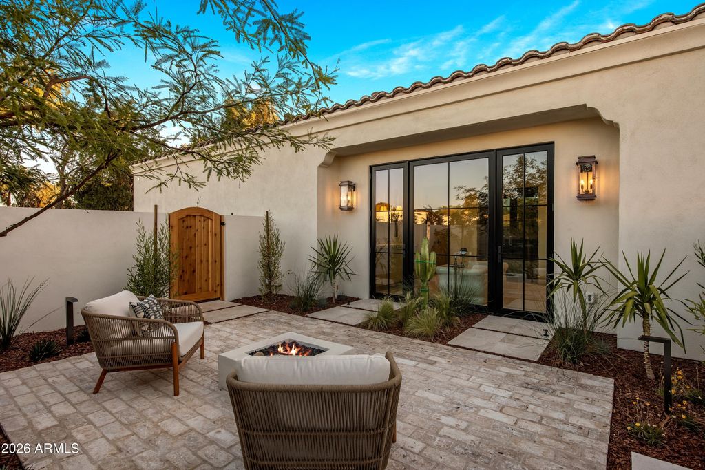 Image 11 of property listing at 4901 E BERNEIL Drive, Paradise Valley, AZ 85253