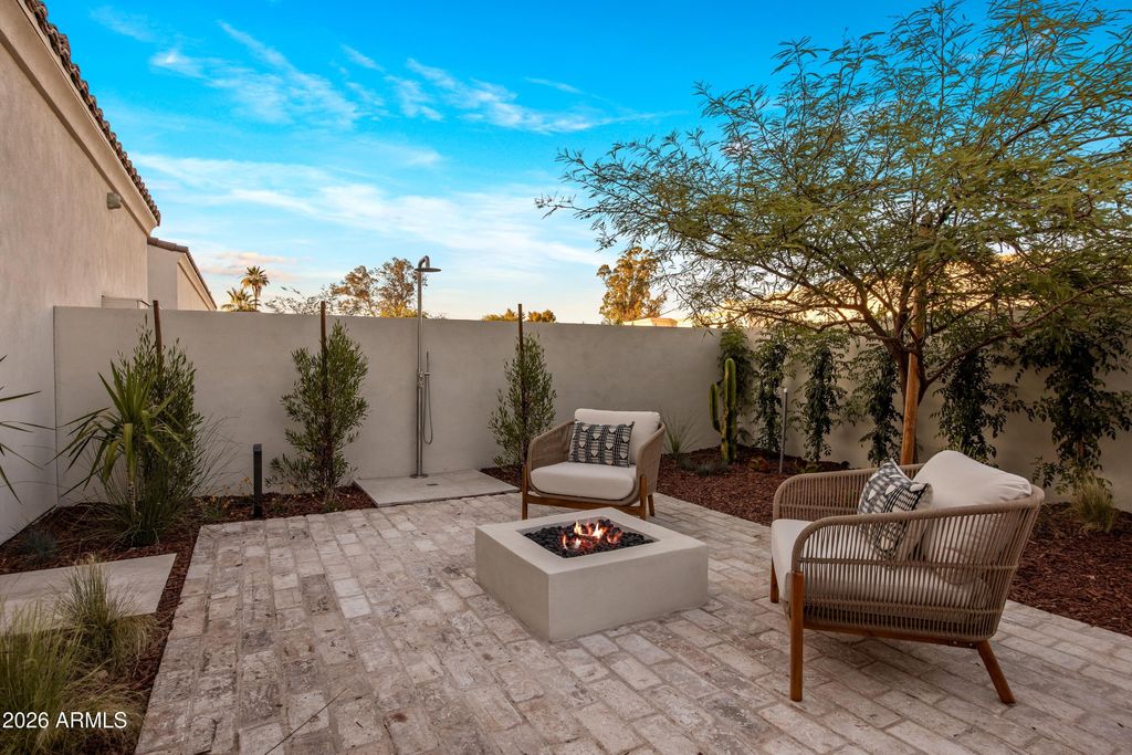 Image 12 of property listing at 4901 E BERNEIL Drive, Paradise Valley, AZ 85253