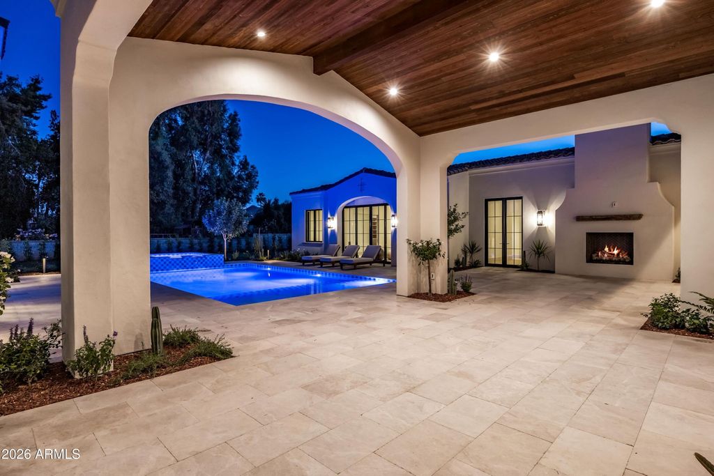 Image 18 of property listing at 4901 E BERNEIL Drive, Paradise Valley, AZ 85253