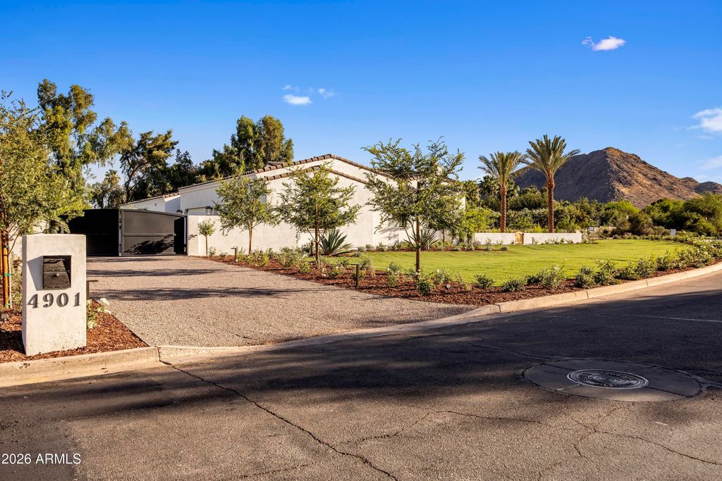 Image 20 of property listing at 4901 E BERNEIL Drive, Paradise Valley, AZ 85253