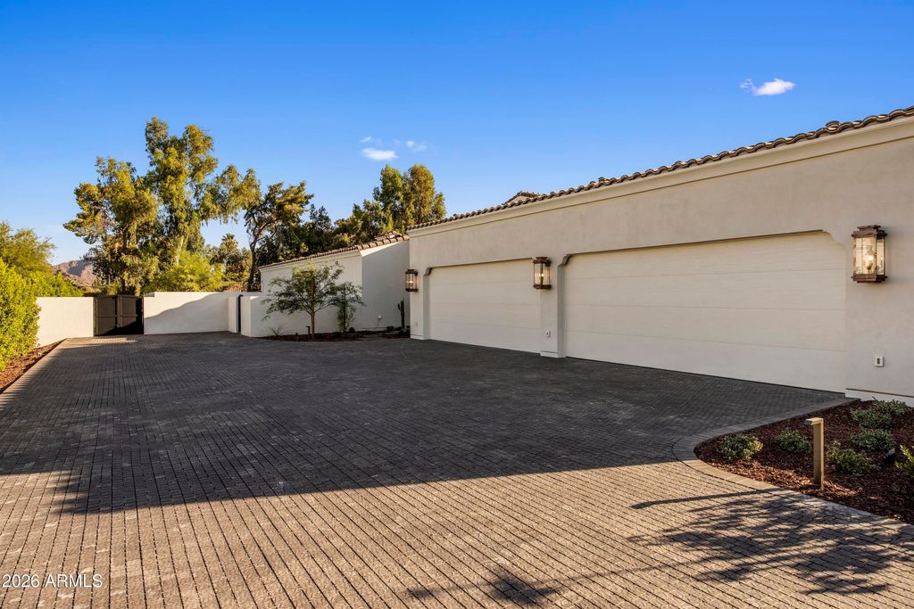 Image 21 of property listing at 4901 E BERNEIL Drive, Paradise Valley, AZ 85253