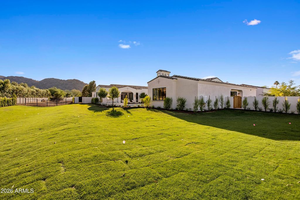 Image 22 of property listing at 4901 E BERNEIL Drive, Paradise Valley, AZ 85253