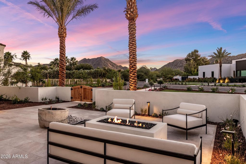 Image 5 of property listing at 4901 E BERNEIL Drive, Paradise Valley, AZ 85253