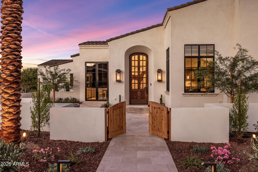 Image 7 of property listing at 4901 E BERNEIL Drive, Paradise Valley, AZ 85253