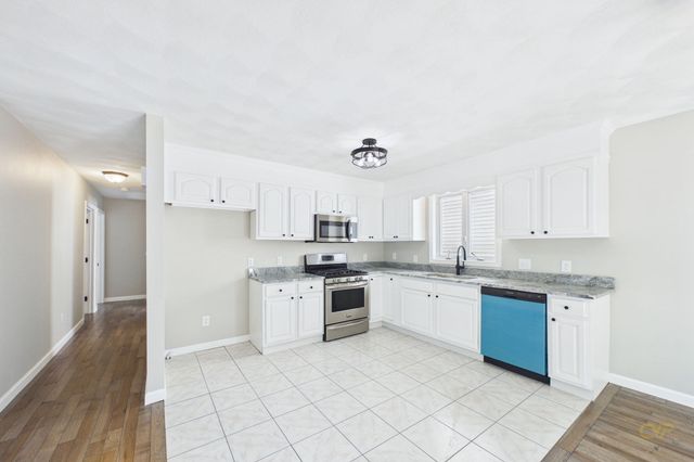 102 Vestal St, Fall River, MA 02720