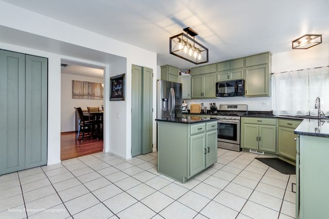 1301 Big Oak Trail, Aurora, IL 60506