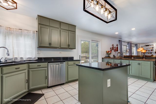 1301 Big Oak Trail, Aurora, IL 60506
