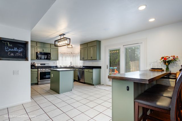 1301 Big Oak Trail, Aurora, IL 60506