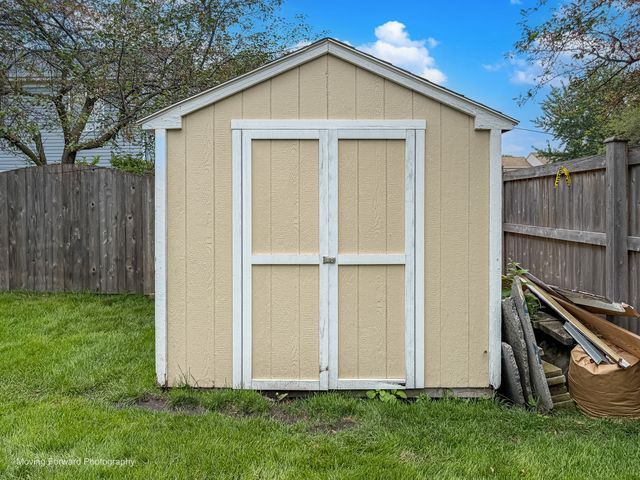 1301 Big Oak Trail, Aurora, IL 60506