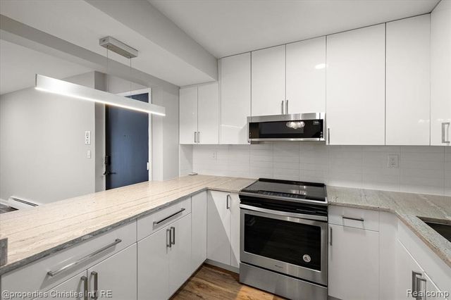 4921 Crooks Road, Royal Oak, MI 48073