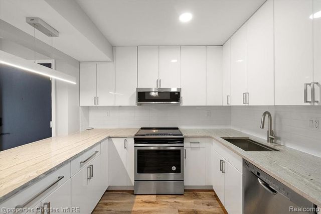 4921 Crooks Road, Royal Oak, MI 48073