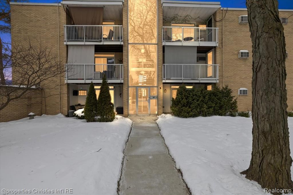 4921 Crooks Road, Royal Oak, MI 48073