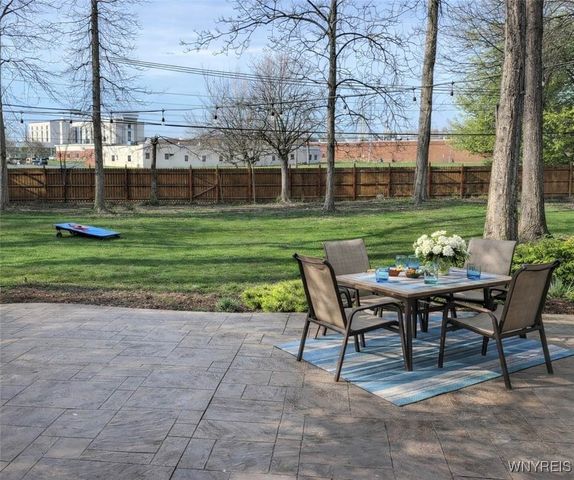 72 Boxwood Circle, Hamburg, NY 14075