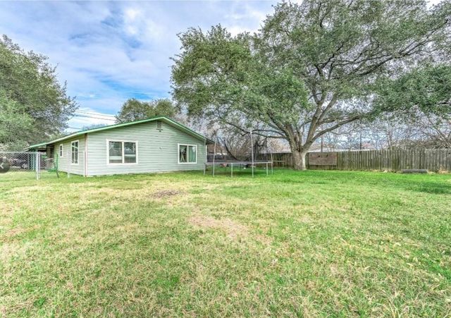 701 Alamo Street, El Campo, TX 77437