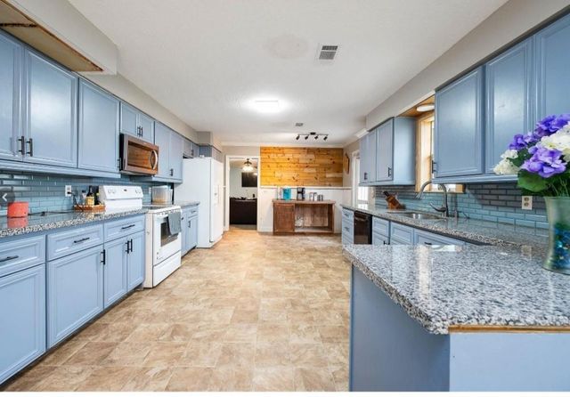 701 Alamo Street, El Campo, TX 77437