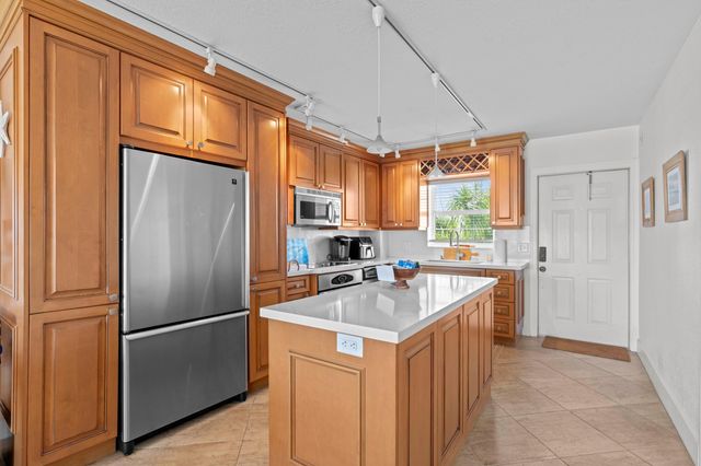 140 NE 28th 604, Pompano Beach, FL 33062