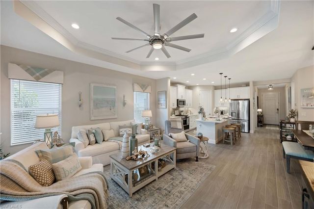 2322 Marquesa CIR, Naples, FL 34112