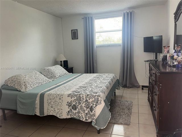 606 W 81st St 210, Hialeah, FL 33014