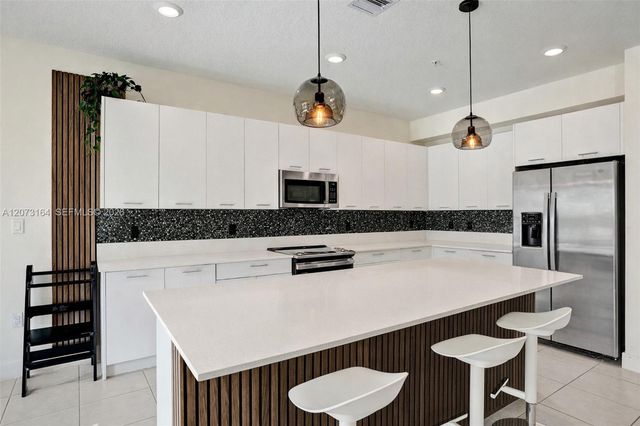 8001 NW 41st Street F-109, Doral, FL 33166